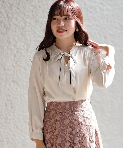 ASTORIA ODIER(アストリアオディール)の「2WAYパールピンボウタイブラウス(シャツ/ブラウス・レディース・ピンクベージュ/ブルーグリーン/ベージュ/ネイビー/ホワイト/ピンク・LARGE/MEDIUM)」の3枚目の写真