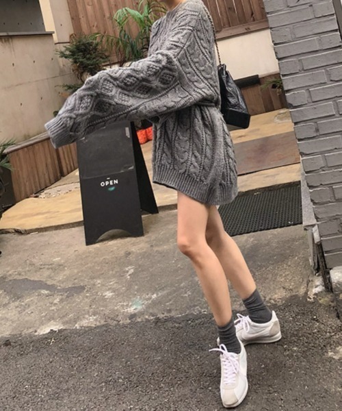 yuue' ( wear )(ユーイ)の「ランダムケーブルオーバーサイズニット / ビッグシルエットニット / ワイドシルエットニット(ニット/セーター・レディース・ベージュ/チャコールグレー・FREE)」の15枚目の写真