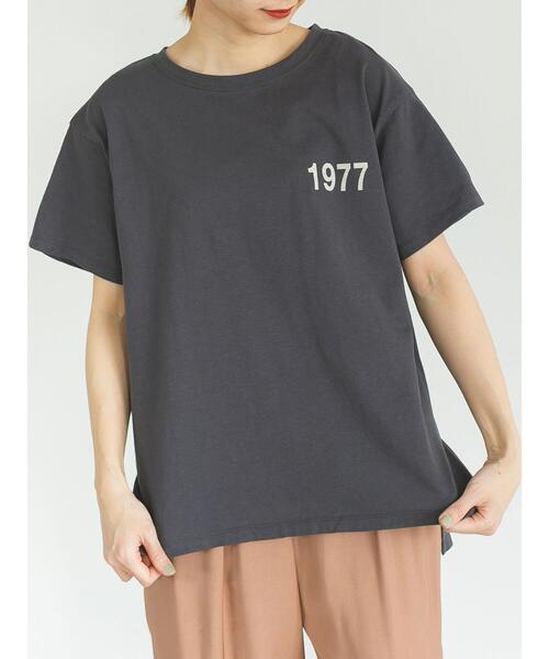 SLURR（スラ―）の「カレッジプリントクルーネックビッグTシャツ（Tシャツ/カットソー・レディース・チャコールグレー/オフホワイト/ライトベージュ・FREE）」の5枚目の写真