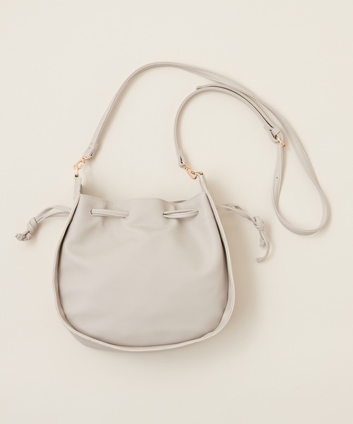 natural couture（ナチュラルクチュール）の「巾着ラウンドバッグ（ショルダーバッグ・レディース・アイボリー/ブラウン/グレイッシュベージュ・FREE）」の3枚目の写真