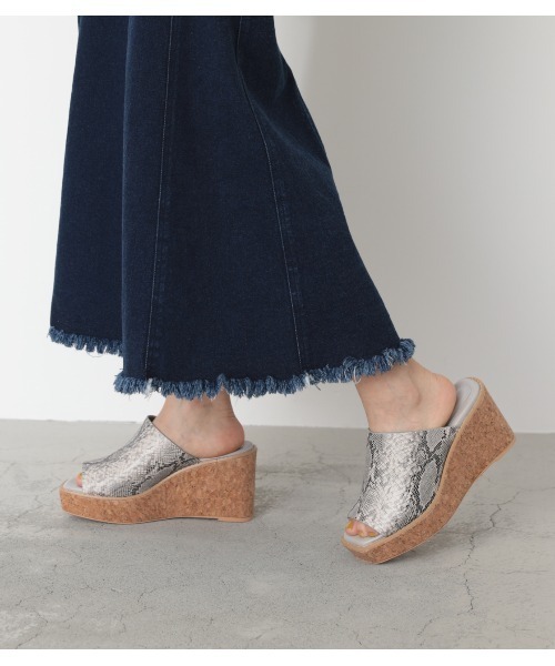 AZUL by moussy（アズールバイマウジー）の「CORK WEDGE SANDALS/コルクウェッジサンダル（サンダル・レディース・ブラック/グレー系その他/シルバー・SMALL/MEDIUM/LARGE）」の14枚目の写真