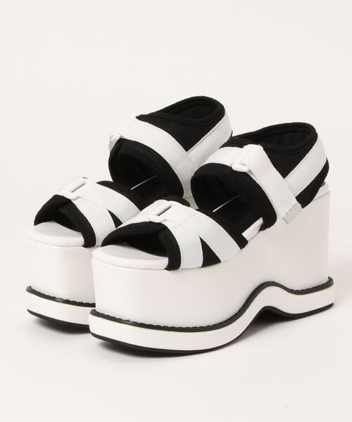 Mafmof(マフモフ)の「Mafmof(マフモフ) ベルクロテイストのコバ付き厚底ウェッジ サンダル(サンダル・レディース・ホワイト/ブラック・M/L/LL/S)」の1枚目の写真