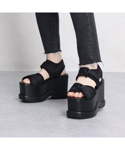 Mafmof(マフモフ)の「Mafmof(マフモフ) ベルクロテイストのコバ付き厚底ウェッジ サンダル(サンダル・レディース・ホワイト/ブラック・M/L/LL/S)」の2枚目の写真