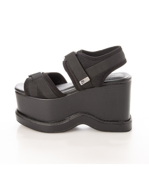 Mafmof(マフモフ)の「Mafmof(マフモフ) ベルクロテイストのコバ付き厚底ウェッジ サンダル(サンダル・レディース・ホワイト/ブラック・M/L/LL/S)」の8枚目の写真