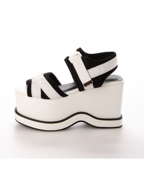 Mafmof(マフモフ)の「Mafmof(マフモフ) ベルクロテイストのコバ付き厚底ウェッジ サンダル(サンダル・レディース・ホワイト/ブラック・M/L/LL/S)」の9枚目の写真