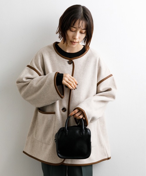 koe（コエ）の「ミドル丈合皮パイピングコート*（ノーカラーコート・レディース・ベージュ/アイボリー/モカ・M）」の2枚目の写真