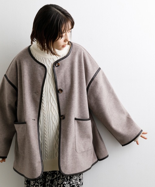 koe（コエ）の「ミドル丈合皮パイピングコート*（ノーカラーコート・レディース・ベージュ/アイボリー/モカ・M）」の3枚目の写真