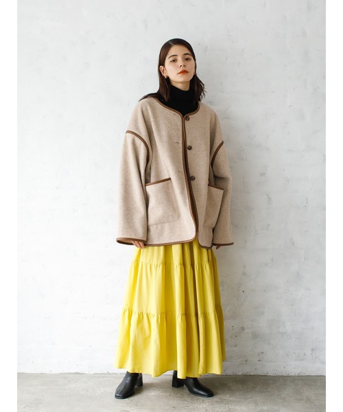 koe（コエ）の「ミドル丈合皮パイピングコート*（ノーカラーコート・レディース・ベージュ/アイボリー/モカ・M）」の6枚目の写真