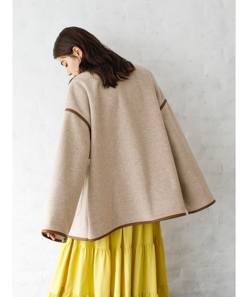 koe（コエ）の「ミドル丈合皮パイピングコート*（ノーカラーコート・レディース・ベージュ/アイボリー/モカ・M）」の11枚目の写真