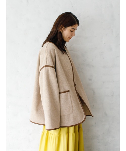 koe（コエ）の「ミドル丈合皮パイピングコート*（ノーカラーコート・レディース・ベージュ/アイボリー/モカ・M）」の12枚目の写真