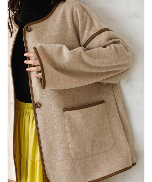 koe（コエ）の「ミドル丈合皮パイピングコート*（ノーカラーコート・レディース・ベージュ/アイボリー/モカ・M）」の14枚目の写真