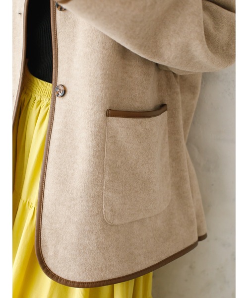 koe（コエ）の「ミドル丈合皮パイピングコート*（ノーカラーコート・レディース・ベージュ/アイボリー/モカ・M）」の15枚目の写真