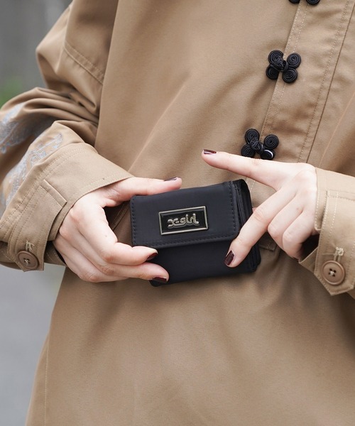 X-girl(エックスガール)の「TRI-FOLD WALLET(財布・レディース・ブラック/マルチ・ONE SIZE)」の1枚目の写真