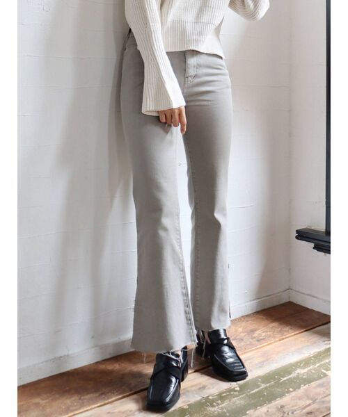 MURUA(ムルーア)の「カットオフフレアパンツ(デニムパンツ・レディース・グレー/ブラック・0/1/2)」の13枚目の写真