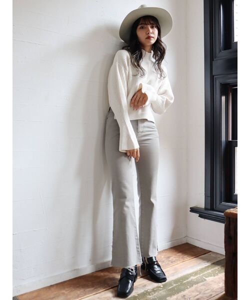 MURUA(ムルーア)の「カットオフフレアパンツ(デニムパンツ・レディース・グレー/ブラック・0/1/2)」の5枚目の写真