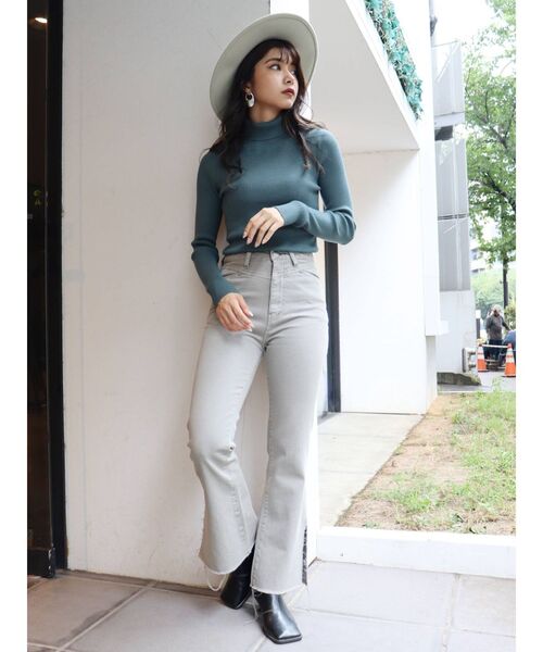 MURUA(ムルーア)の「カットオフフレアパンツ(デニムパンツ・レディース・グレー/ブラック・0/1/2)」の10枚目の写真