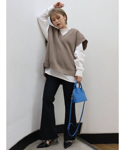 MURUA(ムルーア)の「カットオフフレアパンツ(デニムパンツ・レディース・グレー/ブラック・0/1/2)」の15枚目の写真