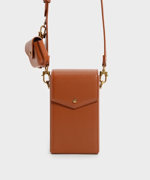 CHARLES & KEITH（チャールズ & キース）の「イロンゲイト クロスボディバッグ / Elongated Crossbody Bag（ショルダーバッグ・レディース・ライトブラウン/オリーブ/ブラック・S）」の2枚目の写真