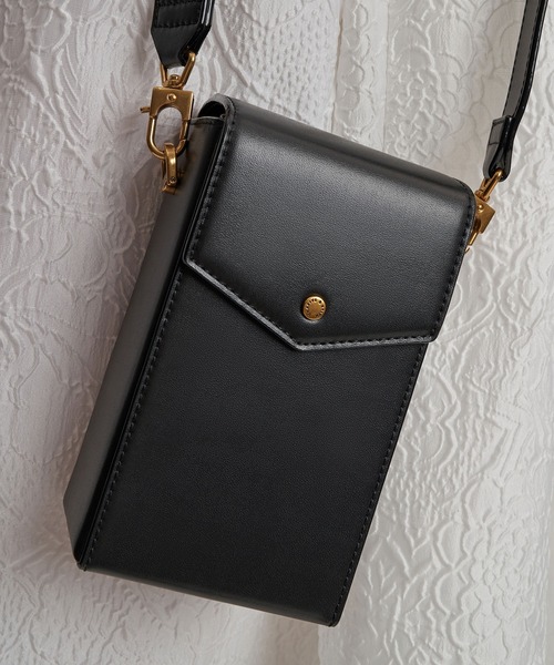 CHARLES & KEITH（チャールズ & キース）の「イロンゲイト クロスボディバッグ / Elongated Crossbody Bag（ショルダーバッグ・レディース・ライトブラウン/オリーブ/ブラック・S）」の13枚目の写真