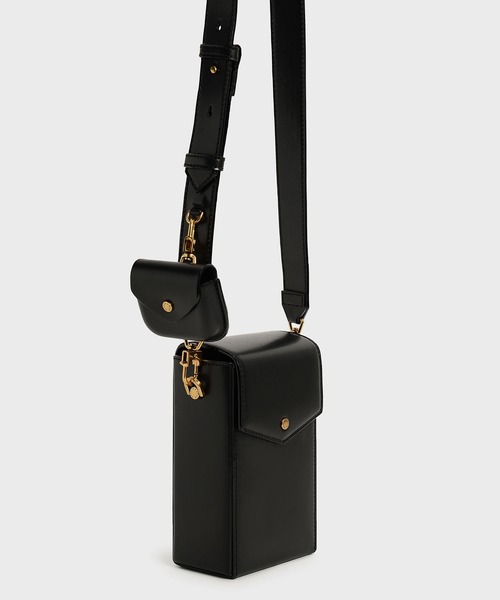 CHARLES & KEITH（チャールズ & キース）の「イロンゲイト クロスボディバッグ / Elongated Crossbody Bag（ショルダーバッグ・レディース・ライトブラウン/オリーブ/ブラック・S）」の8枚目の写真