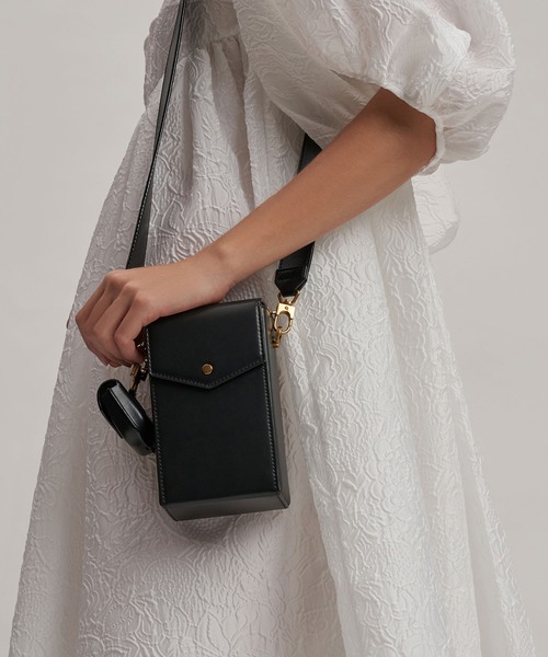 CHARLES & KEITH（チャールズ & キース）の「イロンゲイト クロスボディバッグ / Elongated Crossbody Bag（ショルダーバッグ・レディース・ライトブラウン/オリーブ/ブラック・S）」の20枚目の写真