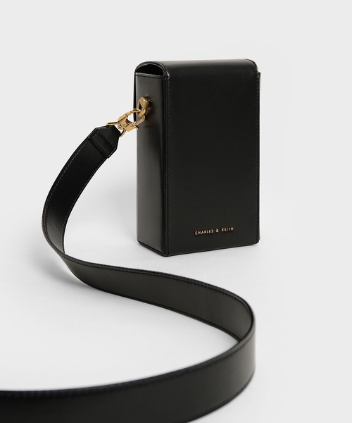 CHARLES & KEITH（チャールズ & キース）の「イロンゲイト クロスボディバッグ / Elongated Crossbody Bag（ショルダーバッグ・レディース・ライトブラウン/オリーブ/ブラック・S）」の4枚目の写真