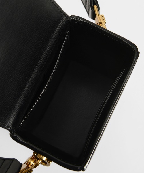 CHARLES & KEITH（チャールズ & キース）の「イロンゲイト クロスボディバッグ / Elongated Crossbody Bag（ショルダーバッグ・レディース・ライトブラウン/オリーブ/ブラック・S）」の11枚目の写真