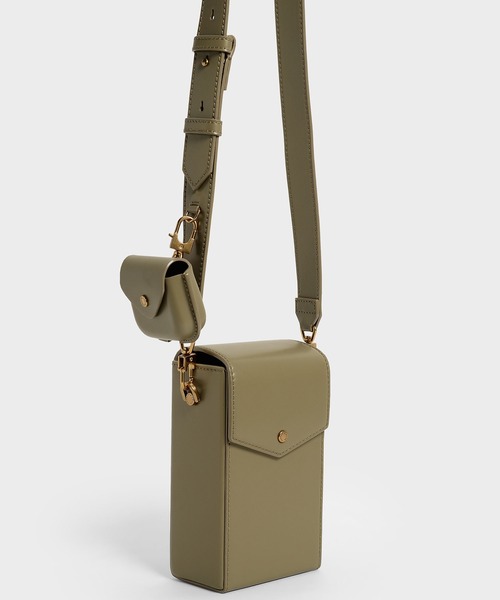 CHARLES & KEITH（チャールズ & キース）の「イロンゲイト クロスボディバッグ / Elongated Crossbody Bag（ショルダーバッグ・レディース・ライトブラウン/オリーブ/ブラック・S）」の12枚目の写真