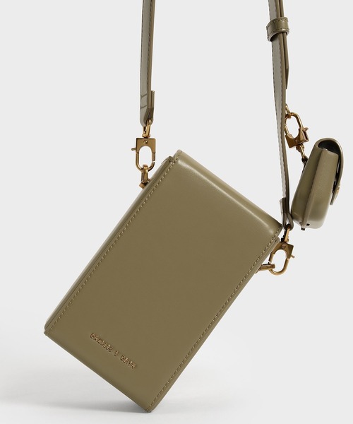 CHARLES & KEITH（チャールズ & キース）の「イロンゲイト クロスボディバッグ / Elongated Crossbody Bag（ショルダーバッグ・レディース・ライトブラウン/オリーブ/ブラック・S）」の7枚目の写真