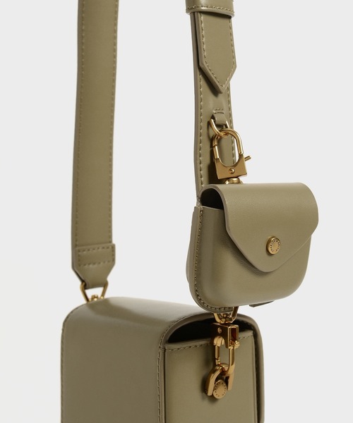 CHARLES & KEITH（チャールズ & キース）の「イロンゲイト クロスボディバッグ / Elongated Crossbody Bag（ショルダーバッグ・レディース・ライトブラウン/オリーブ/ブラック・S）」の15枚目の写真