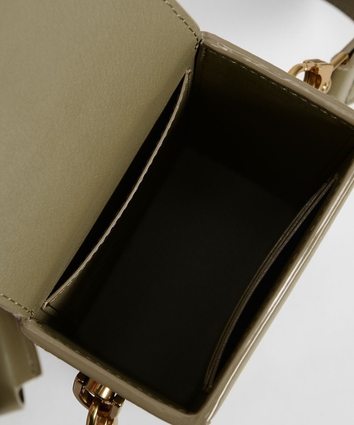 CHARLES & KEITH（チャールズ & キース）の「イロンゲイト クロスボディバッグ / Elongated Crossbody Bag（ショルダーバッグ・レディース・ライトブラウン/オリーブ/ブラック・S）」の10枚目の写真
