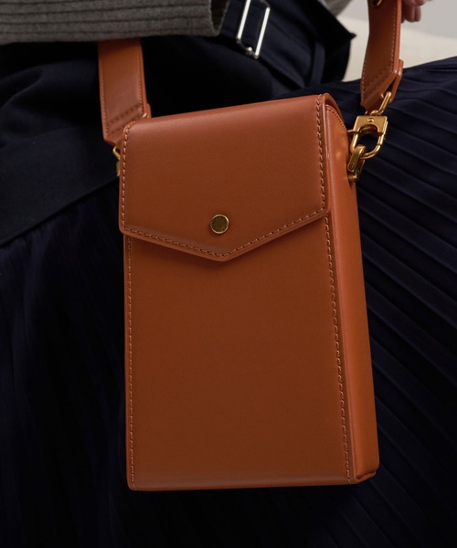 CHARLES & KEITH（チャールズ & キース）の「イロンゲイト クロスボディバッグ / Elongated Crossbody Bag（ショルダーバッグ・レディース・ライトブラウン/オリーブ/ブラック・S）」の6枚目の写真