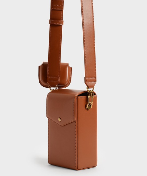 CHARLES & KEITH（チャールズ & キース）の「イロンゲイト クロスボディバッグ / Elongated Crossbody Bag（ショルダーバッグ・レディース・ライトブラウン/オリーブ/ブラック・S）」の14枚目の写真