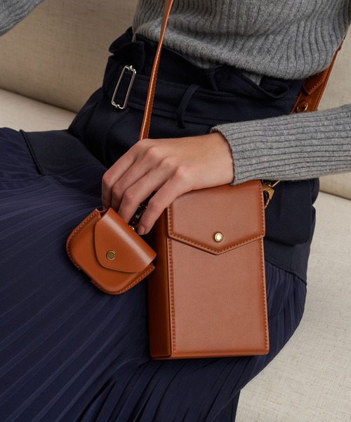 CHARLES & KEITH（チャールズ & キース）の「イロンゲイト クロスボディバッグ / Elongated Crossbody Bag（ショルダーバッグ・レディース・ライトブラウン/オリーブ/ブラック・S）」の9枚目の写真