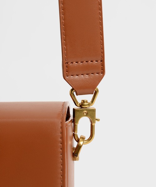 CHARLES & KEITH（チャールズ & キース）の「イロンゲイト クロスボディバッグ / Elongated Crossbody Bag（ショルダーバッグ・レディース・ライトブラウン/オリーブ/ブラック・S）」の21枚目の写真