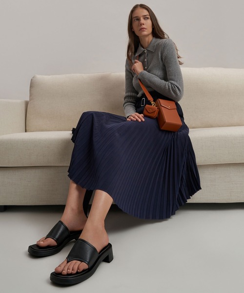 CHARLES & KEITH（チャールズ & キース）の「イロンゲイト クロスボディバッグ / Elongated Crossbody Bag（ショルダーバッグ・レディース・ライトブラウン/オリーブ/ブラック・S）」の17枚目の写真