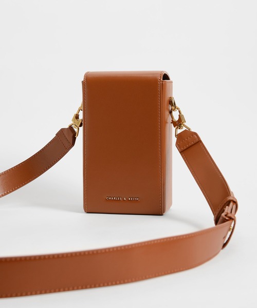 CHARLES & KEITH（チャールズ & キース）の「イロンゲイト クロスボディバッグ / Elongated Crossbody Bag（ショルダーバッグ・レディース・ライトブラウン/オリーブ/ブラック・S）」の19枚目の写真