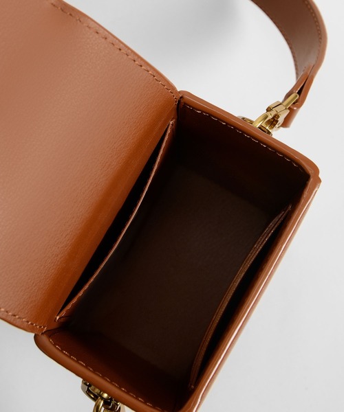 CHARLES & KEITH（チャールズ & キース）の「イロンゲイト クロスボディバッグ / Elongated Crossbody Bag（ショルダーバッグ・レディース・ライトブラウン/オリーブ/ブラック・S）」の5枚目の写真