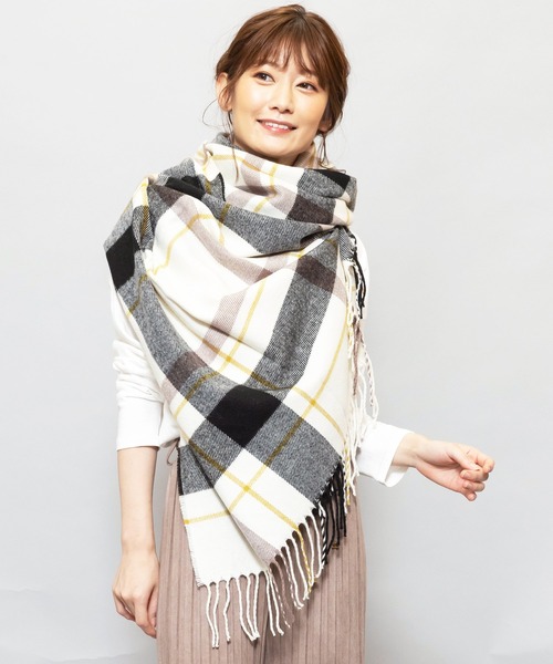 mili an deni(ミリアンデニ)の「チェック柄大判ストール(ストール/ショール・レディース・ライトグレー/ブラック/ネイビー/オフホワイト/イエロー/グリーン/アイボリー/モカ/ブルー/ライトグリーン/ピンク/オレンジ/ライトブルー・F)」の2枚目の写真