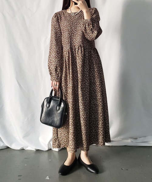 me+em select（ミームセレクト）の「花柄コーデュロイギャザーワンピース（ワンピース・レディース・ブラック/ブラウン/グリーン・FREE）」の2枚目の写真