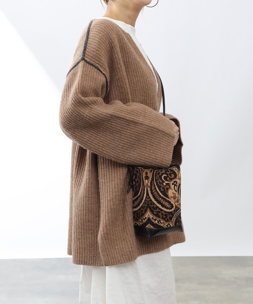 COLONY 2139（コロニートゥーワンスリーナイン）の「ラムズブレンド片畦配色リンキング深Vプルオーバー（ニット/セーター・レディース・グリーン/ベージュ/チャコールグレー・FREE）」の19枚目の写真