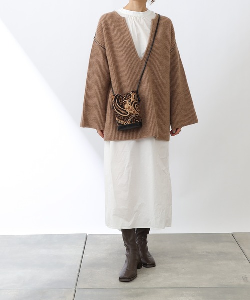 COLONY 2139（コロニートゥーワンスリーナイン）の「ラムズブレンド片畦配色リンキング深Vプルオーバー（ニット/セーター・レディース・グリーン/ベージュ/チャコールグレー・FREE）」の16枚目の写真