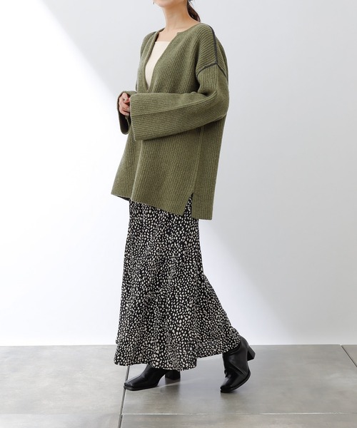 COLONY 2139（コロニートゥーワンスリーナイン）の「ラムズブレンド片畦配色リンキング深Vプルオーバー（ニット/セーター・レディース・グリーン/ベージュ/チャコールグレー・FREE）」の12枚目の写真