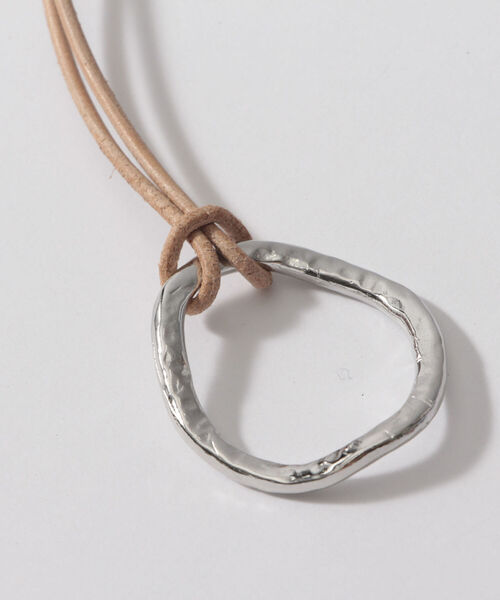 NOLLEY’S Sophi（ノーリーズソフィ）の「リングトップ革ヒモネックレス（ネックレス・レディース・ゴールド/シルバー・FREE）」の7枚目の写真