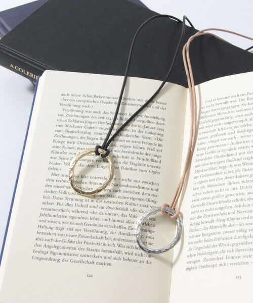 NOLLEY’S Sophi（ノーリーズソフィ）の「リングトップ革ヒモネックレス（ネックレス・レディース・ゴールド/シルバー・FREE）」の5枚目の写真