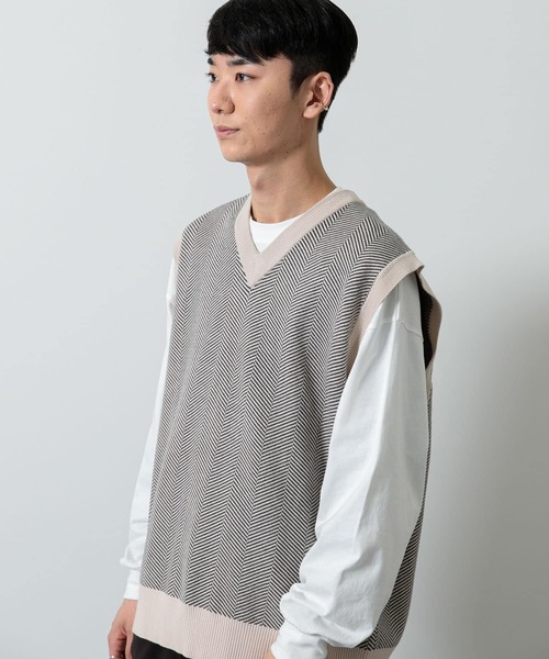 SENSE OF PLACE by URBAN RESEARCH（センスオブプレイスバイアーバンリサーチ）の「『sakasa×SOP』ストレッチVネックベスト（ベスト・メンズ・ベージュ/アイボリー/ブラック/ブルー/ブラック系その他・MEDIUM/LARGE）」の4枚目の写真