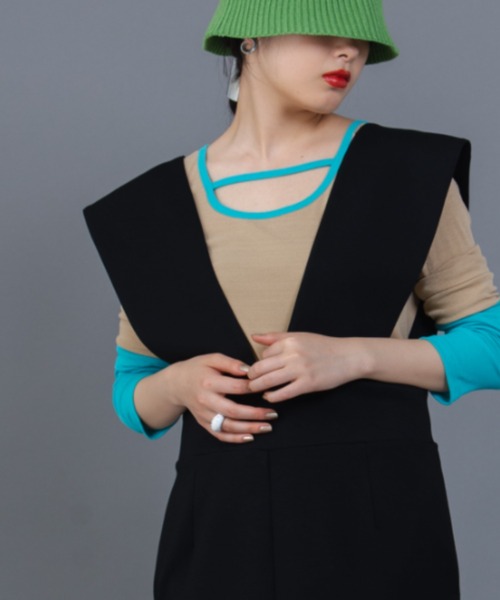 Solace(ソレイス)の「Uネックバイカラートップス(Tシャツ/カットソー・レディース・ブラック/レッド/ブルー/ネイビー/ブラック系その他・FREE)」の5枚目の写真