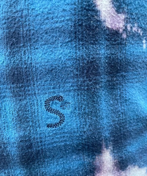 surt(サート)の「SURT/サート/SURT LOGO SH/サートロゴブリーチシャツ(シャツ/ブラウス・メンズ・レッド/ブラウン/ブルー・SMALL/LARGE/MEDIUM)」の7枚目の写真