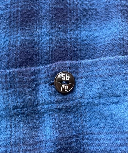 surt(サート)の「SURT/サート/SURT LOGO SH/サートロゴブリーチシャツ(シャツ/ブラウス・メンズ・レッド/ブラウン/ブルー・SMALL/LARGE/MEDIUM)」の8枚目の写真