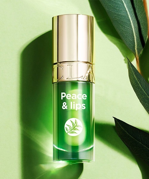 CLARINS（クラランス）の「リップコンフォートオイル（口紅/リップティント/グロス・レディース・04 ピタヤ/01 ハニー/10 プラム/08 ストロベリー/02 ラズベリー/03 チェリー/05 アプリコット/09 チョコレート/【限定色】15 ブラッシュカメリア/【限定色】12 パープル/【限定色】11 ブルー/【限定色】13 グリーン/【限定色】14 イエロー/【限定色】17 フィグ/【限定色】16 フクシア/【限定色】18 ライトブラウン/【限定色】23 パッション ピンク/【限定色】21 ジョイフル イエロー/【限定色】22 ダーリング オレンジ/【限定色】24 ホワイト/【限定色】25 ブラック/【限定色】26 サクラフェアリー/【限定品】54 アイコニックレッド/【限定色】29 スカーレット サンライト/【限定色】30 バーニング サンセット/【限定色】31 ロージーキス・FREE）」の5枚目の写真